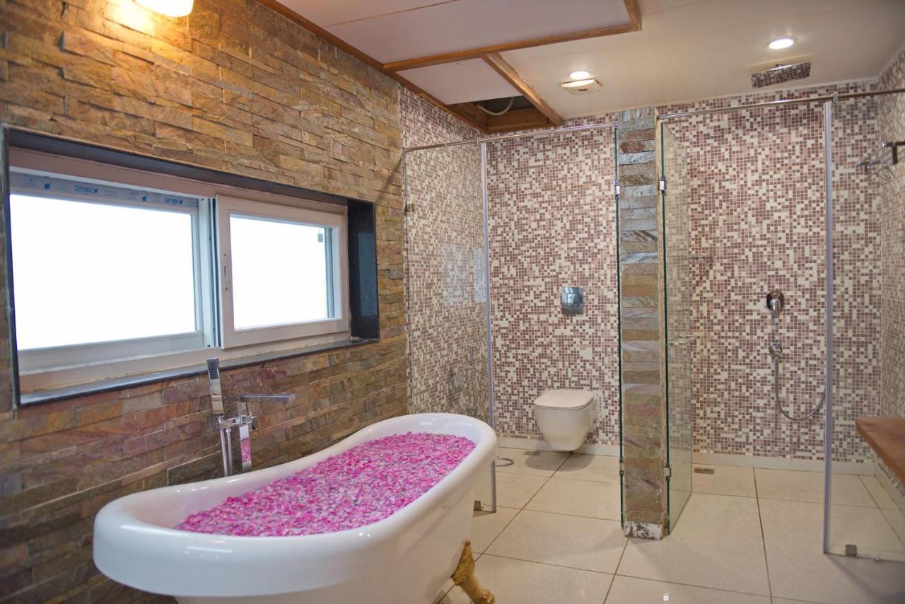 Wild Rose Resort & Spa Pushkar Bagian luar foto