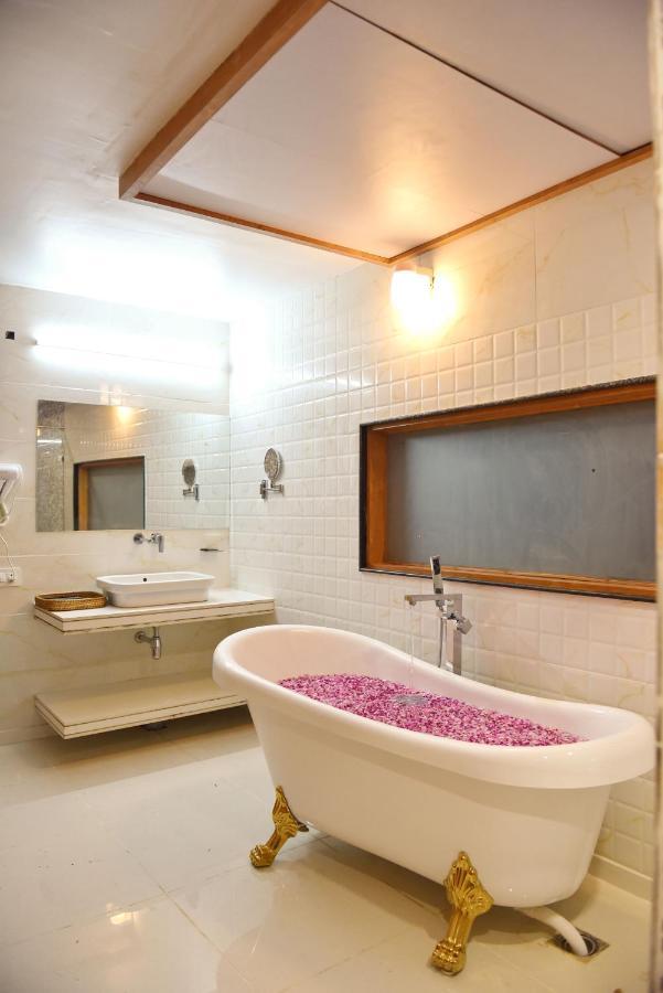 Wild Rose Resort & Spa Pushkar Bagian luar foto